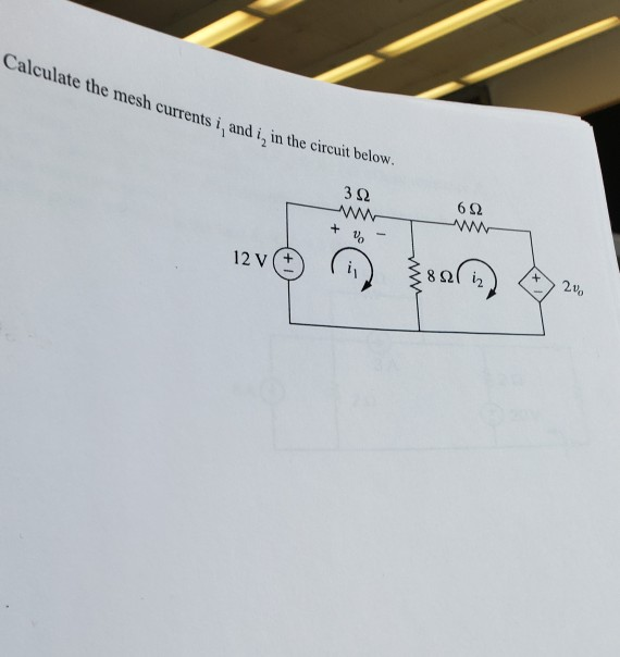 Calculate the mesh currents i, and i, in the circuit below. 322 + V 12V