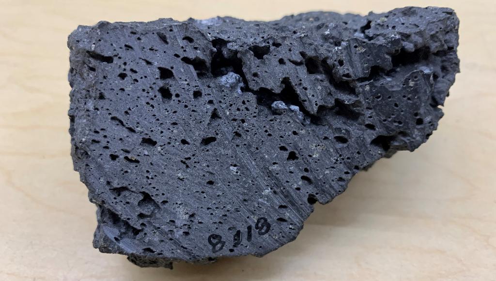 Solved a) What textures of this mafic igneous rock are | Chegg.com