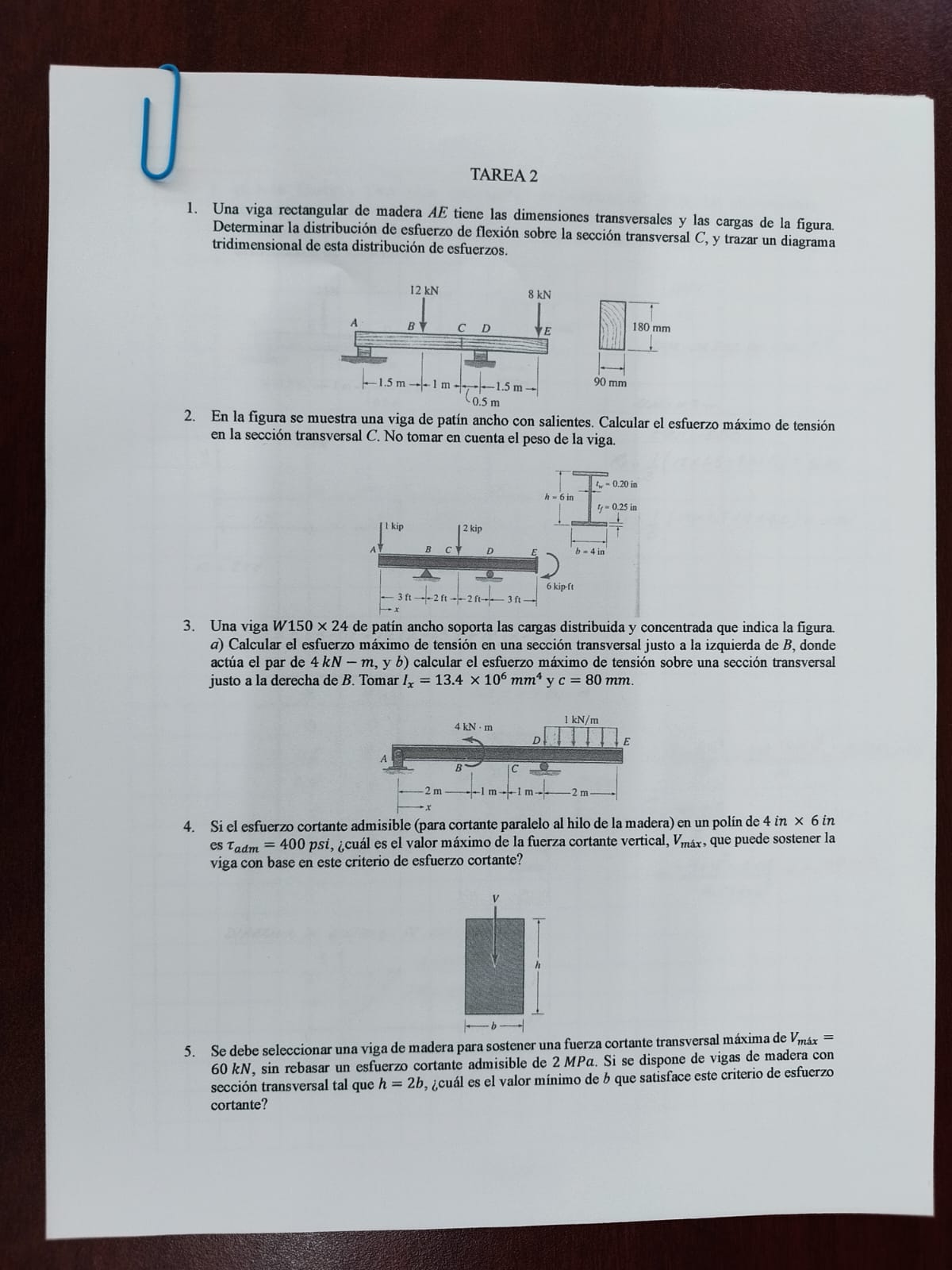 1. Una viga rectangular de madera \( A E \) tiene las dimensiones transversales y las cargas de la figura. Determinar la dist