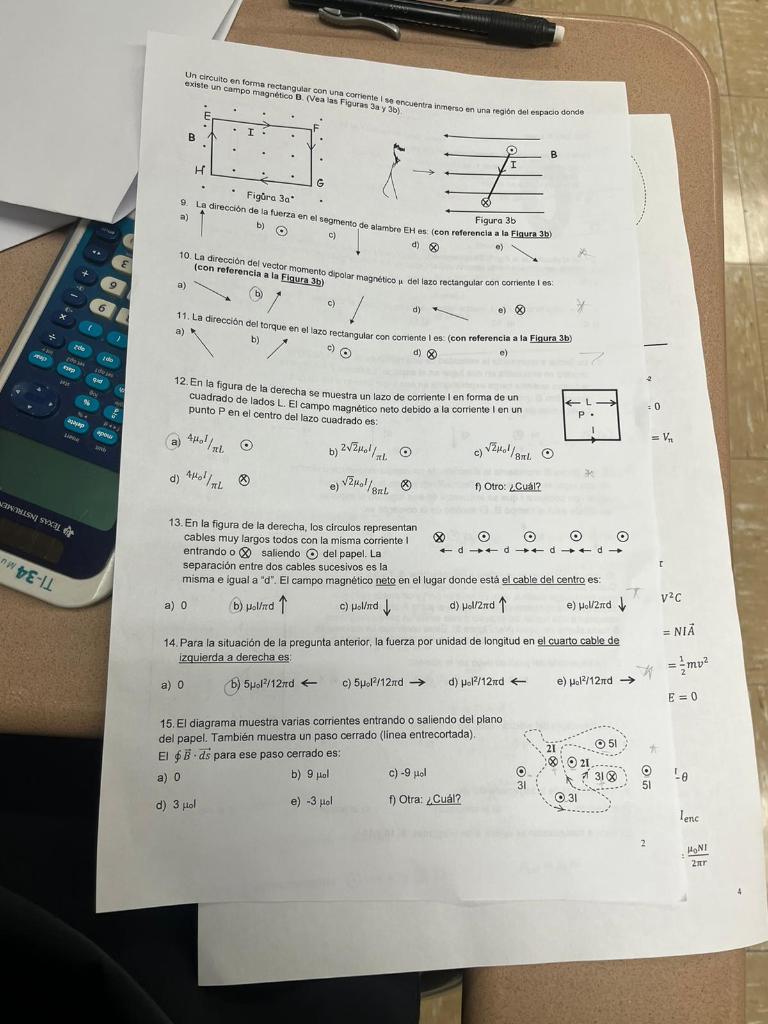 Un circuito on forma rectangular con una corrionte I se encuentra inmerso en una región del enpacio donde existe un campo mag