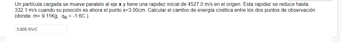 Un partícula cargada se mueve paralelo al eje \( \mathbf{x} \) y tiene una rapidez inicial de \( 4527.0 \mathrm{~m} / \mathrm