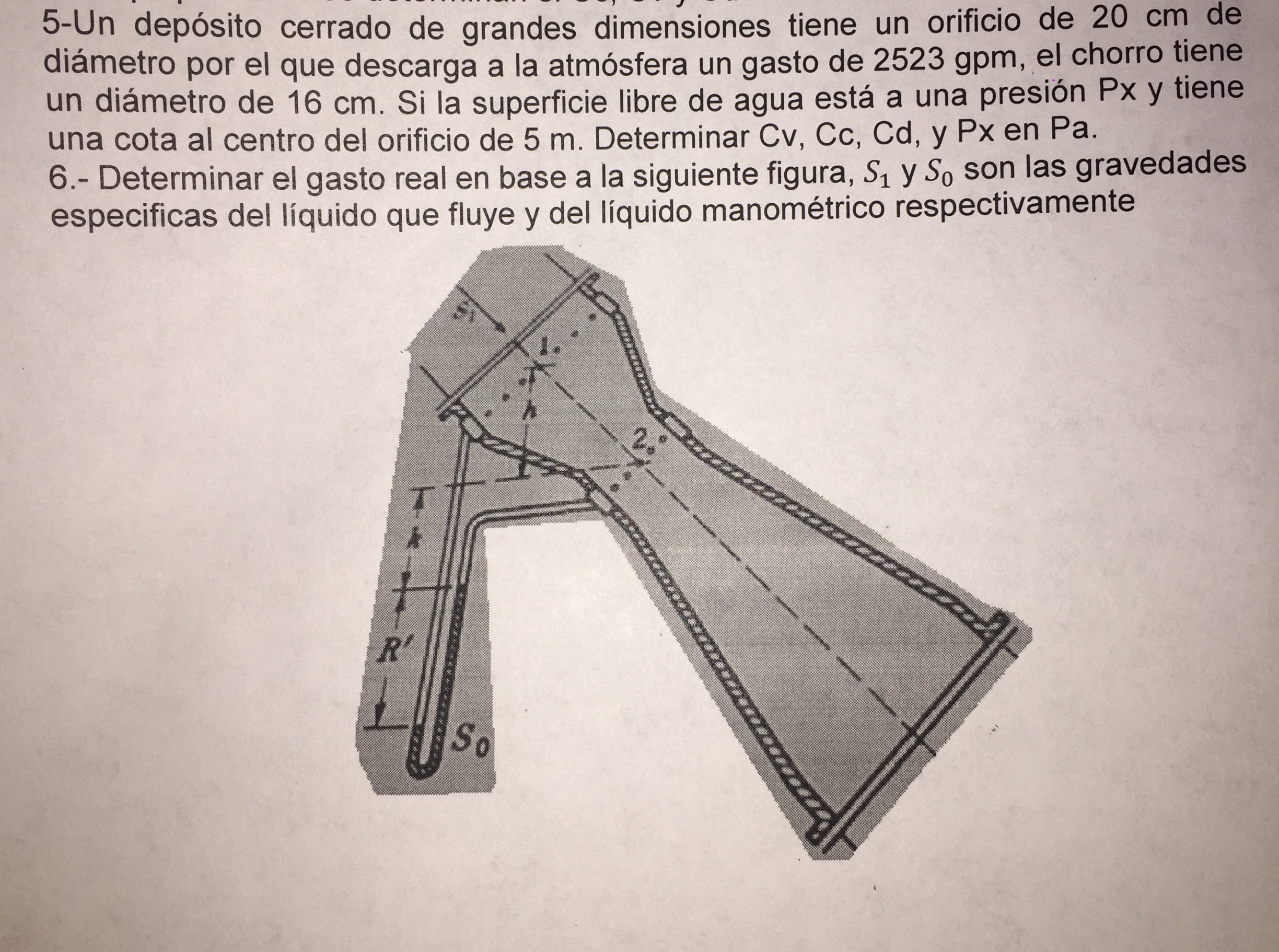 5-Un depósito cerrado de grandes dimensiones tiene un orificio de \( 20 \mathrm{~cm} \) de diámetro por el que descarga a la