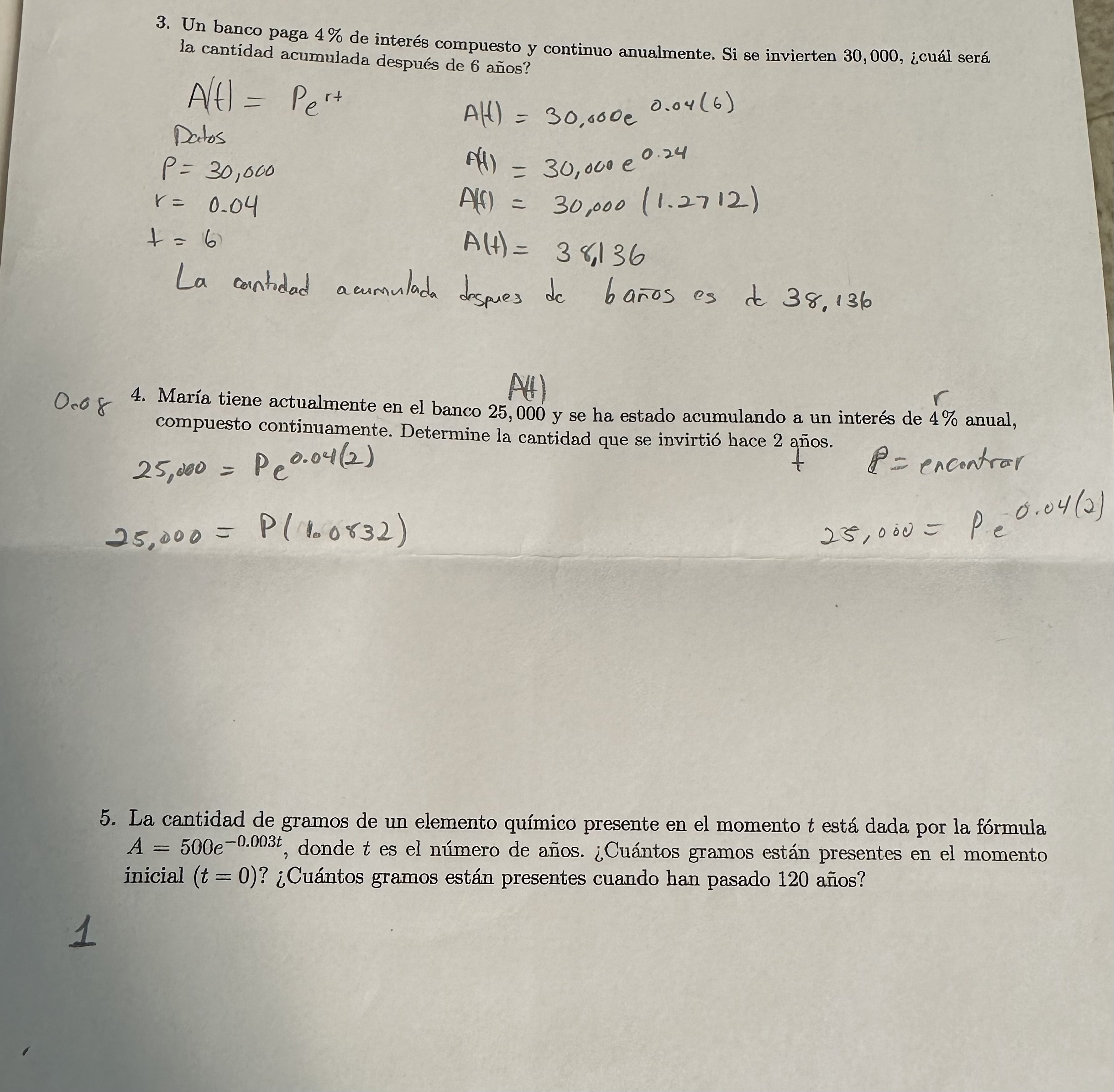 3. Un banco paga \( 4 \% \) de interés compuesto y continuo anualmente. Si se invierten 30,000 , ¿cuál será la cantidad acumu