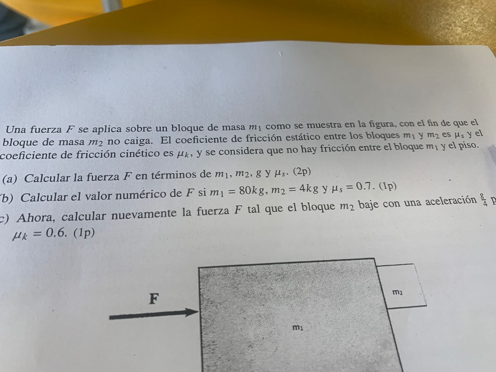 Una fuerza \( F \) se aplica sobre un bloque de masa \( m_{1} \) como se muestra en la figura, con el fin de que el bloque de