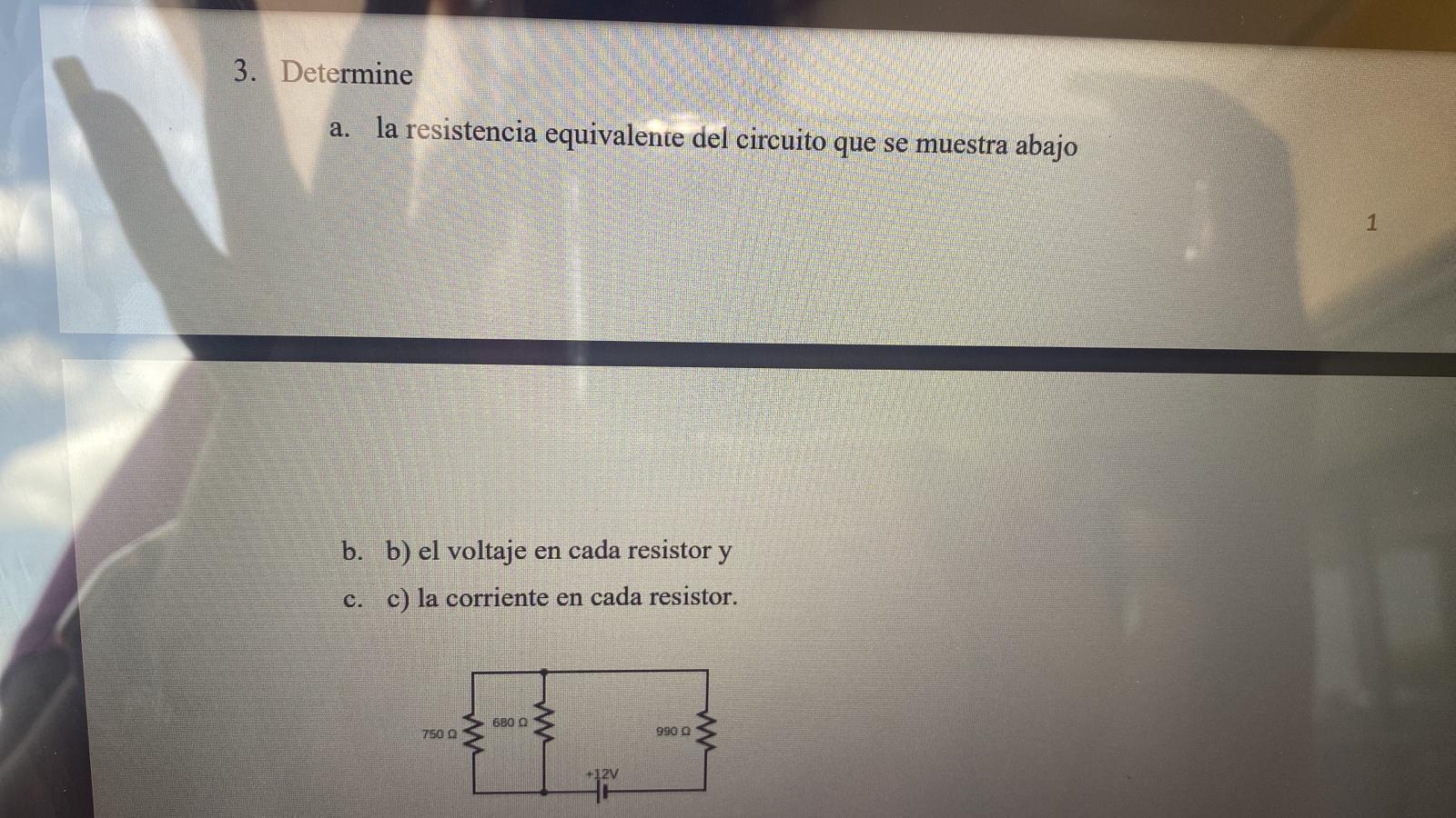 3. Determine a. la resistencia equivalente del circuito que se muestra abajo b. b) el voltaje en cada resistor y c. c) la cor