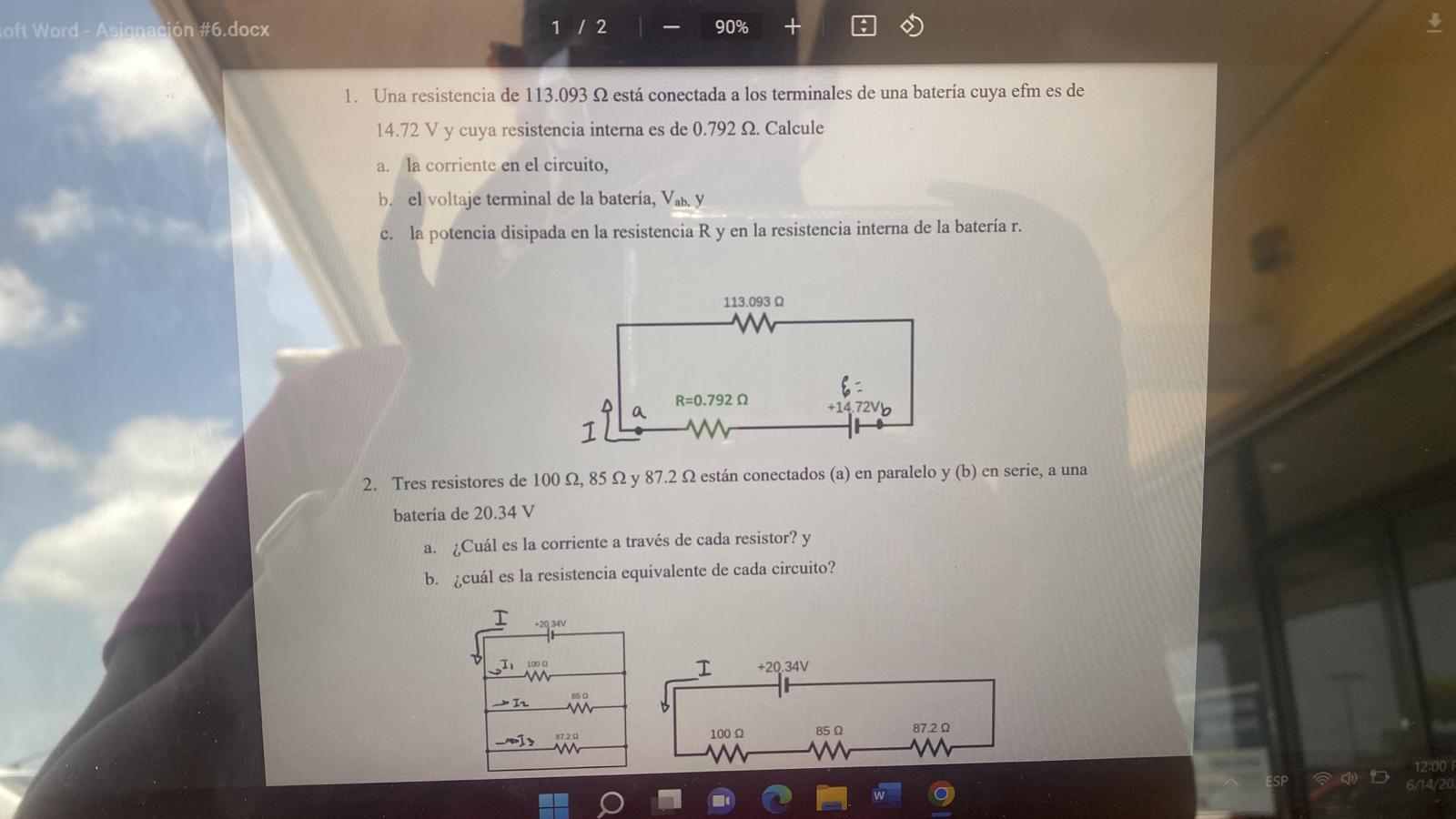 oft Word - Asignación #6.docx 1/2 1 90% + A 1. Una resistencia de 113.093 2 está conectada a los terminales de una batería cu