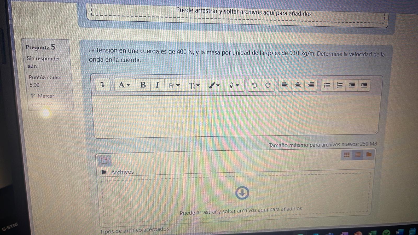 Pregunta 5 La tensión en una cuerda es de \( 400 \mathrm{~N} \), y la masa por unidad de largo es de \( 0.01 \mathrm{~kg} / \