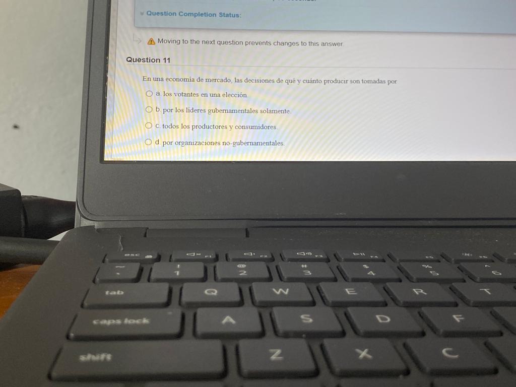 Moving to the next question prevents changes to this answer uestion 11 En una economia de mercado, las decisiones de qué y cu