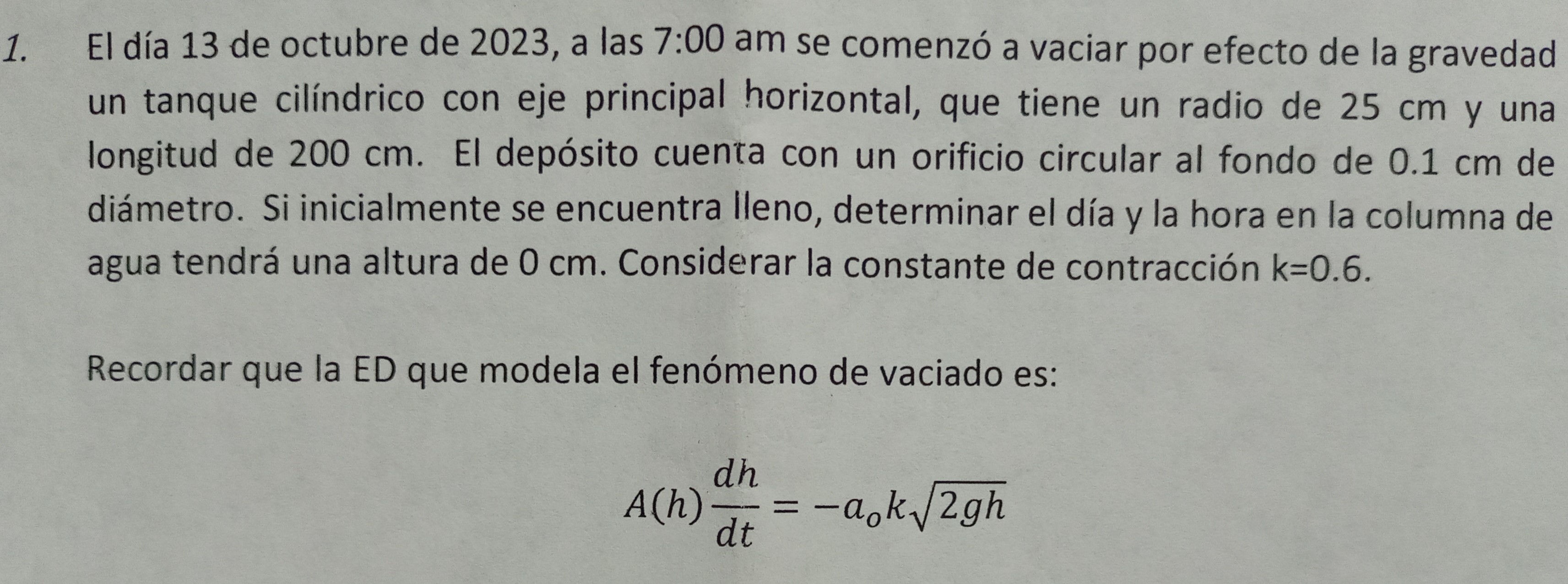 El día 13 de octubre de 2023, a las 7:00 am se comenzó a vaciar por efecto de la gravedad un tanque cilíndrico con eje princi