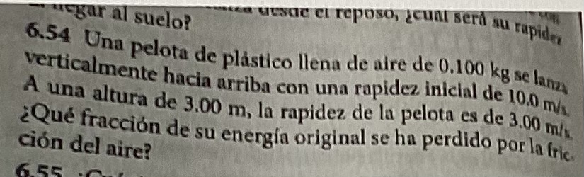 6 . gar al suelo? 6.54 Una pelota de plástico llena de aire de \( 0.100 \mathrm{~kg} \mathrm{se} \mathrm{hang}_{\mathrm{n}} \