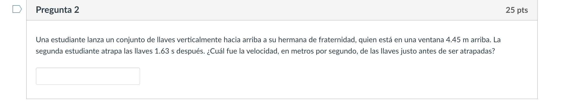 Una estudiante lanza un conjunto de llaves verticalmente hacia arriba a su hermana de fraternidad, quien está en una ventana