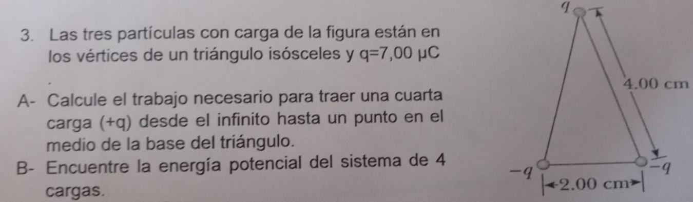 3. Las tres partículas con carga de la figura están en los vértices de un triángulo isósceles y \( \mathrm{q}=7,00 \mu \mathr