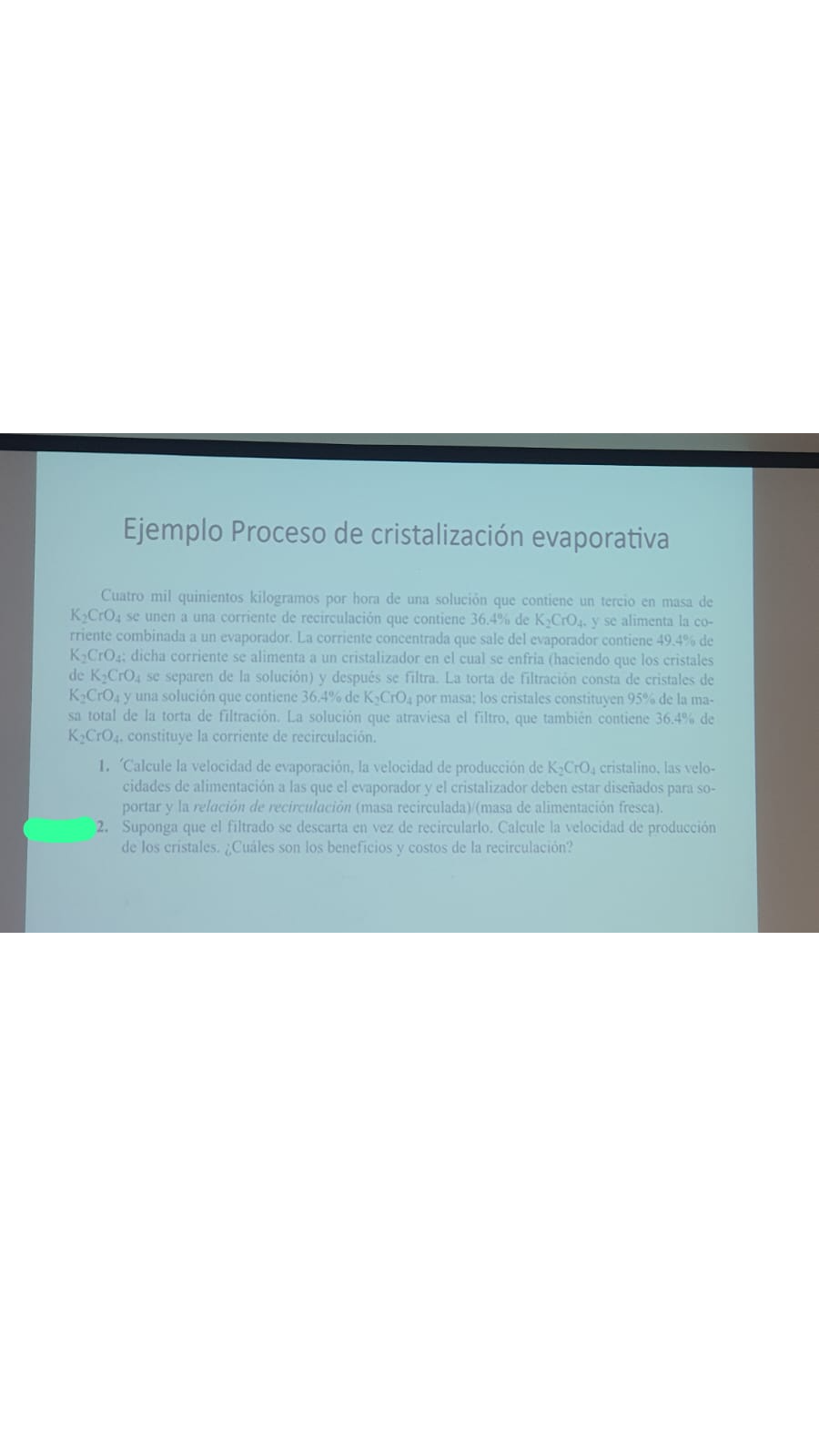 Ejemplo Proceso de cristalización evaporativa Cuatro mil quinientos kilogramos por hora de una solución que contiene un terci