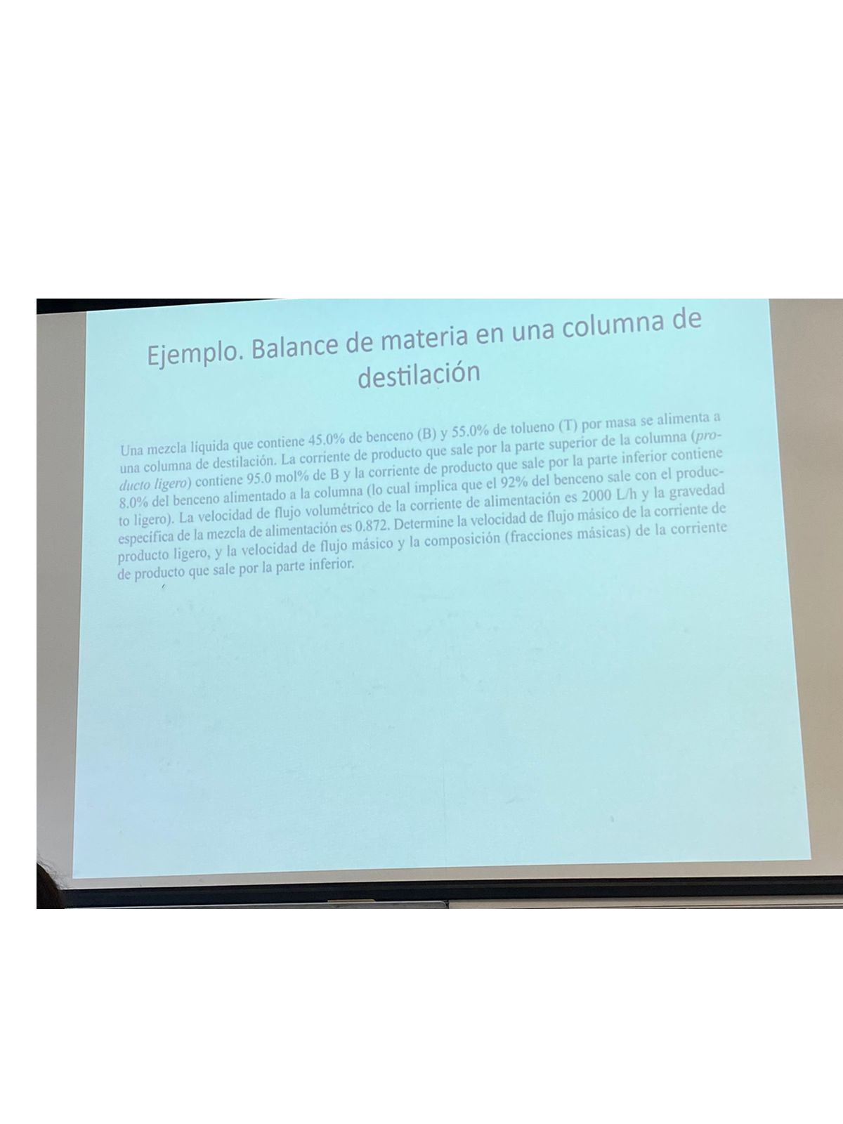 Ejemplo. Balance de materia en una columna de destilación Una mezcla liquida que contiene \( 45.0 \% \) de benceno (B) y \(