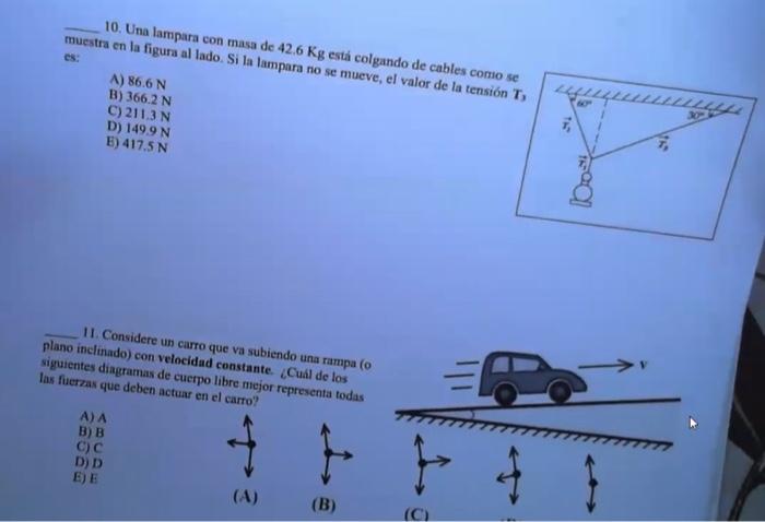 muestra en la figura al lado. Si la lampara no se mueve, el valor de la tensión es: A) \( 86.6 \mathrm{~N} \) B) \( 366.2 \ma