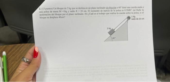 2. (13 puntos) Un bloque de \( 2 \mathrm{~kg} \) que se deslima en un plano inclinado sin finceionn a \( 40^{\circ} \) tienc