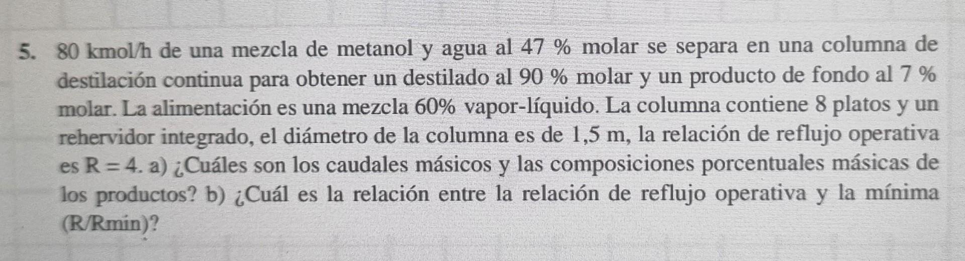 \( 80 \mathrm{kmol} / \mathrm{h} \) de una mezcla de metanol y agua al \( 47 \% \) molar se separa en una columna de destilac