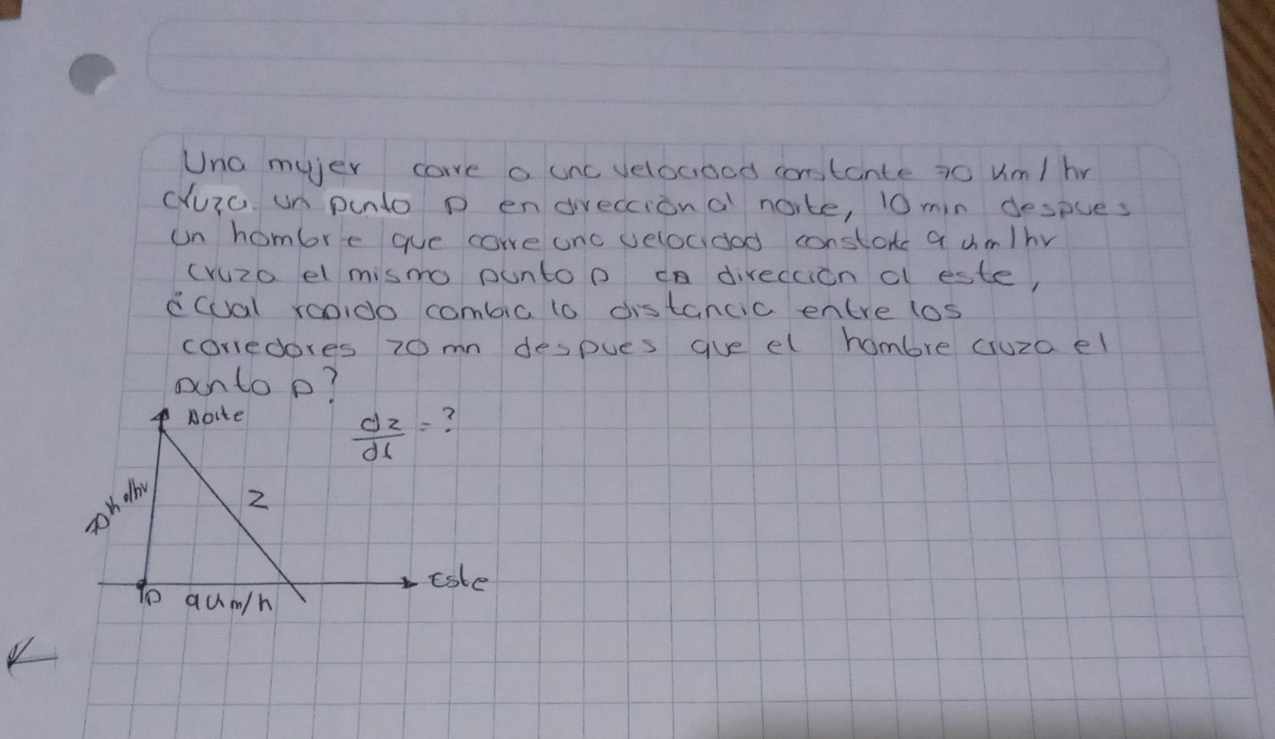 Una mujer corre a unc velociood corstante \( 70 \mathrm{~km} / \mathrm{hr} \) cruza un punto \( P \) en dirección al norte, \