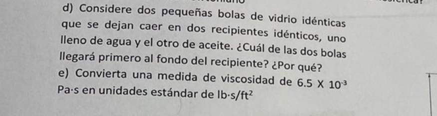 d) Considere dos pequeñas bolas de vidrio idénticas que se dejan caer en dos recipientes idénticos, uno lleno de agua y el ot