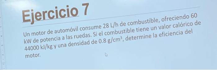 Un motor de automóvil consume \( 28 \mathrm{~L} / \mathrm{h} \) de combustible, ofreciendo 60 kW de potencia a las ruedas. Si