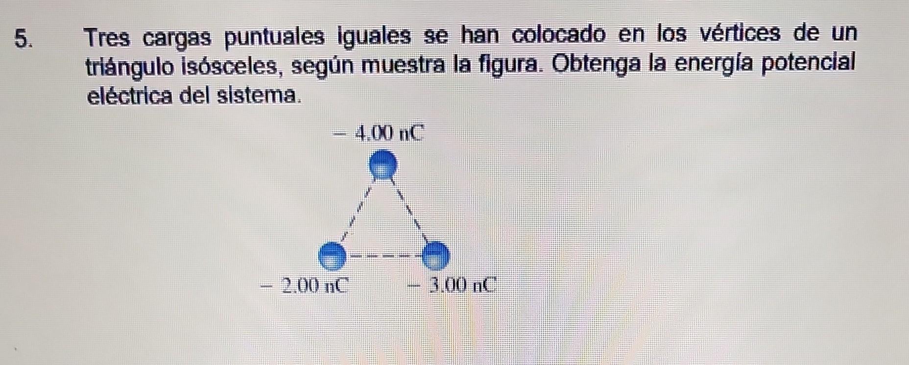 Tres cargas puntuales iguales se han colocado en los vértices de un triángulo isósceles, según muestra la figura. Obtenga la