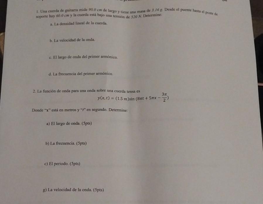 1. Una cuerda de guitama mide \( 90.0 \mathrm{~cm} \) de largo y tiene una masa de \( 3.16 \mathrm{~g} \). Desde el puente ha