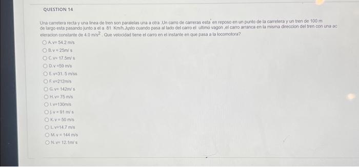 Una carretera recta y una linea de tren son paralelas una a otra. Un carro de carreras está en reposo en un punto de la carre