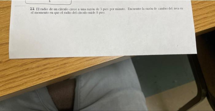 22 El radio de un círculo crece a una razón de 3 pies por minuto. Encuentre la razón de cambio del area en el momento en que