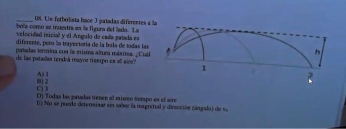 08. Un futbolista hace 3 patadas diferentes a \( \mathrm{l} \). bola como se muestra en la figura del lado. La velocidad inic