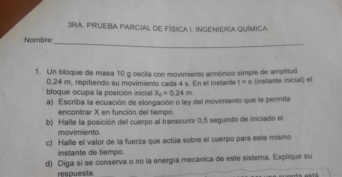 1. Un bloque de masa \( 10 \mathrm{~g} \) oscila con movimiento armónico simple de amplitud \( 0,24 \mathrm{~m} \), repitiend